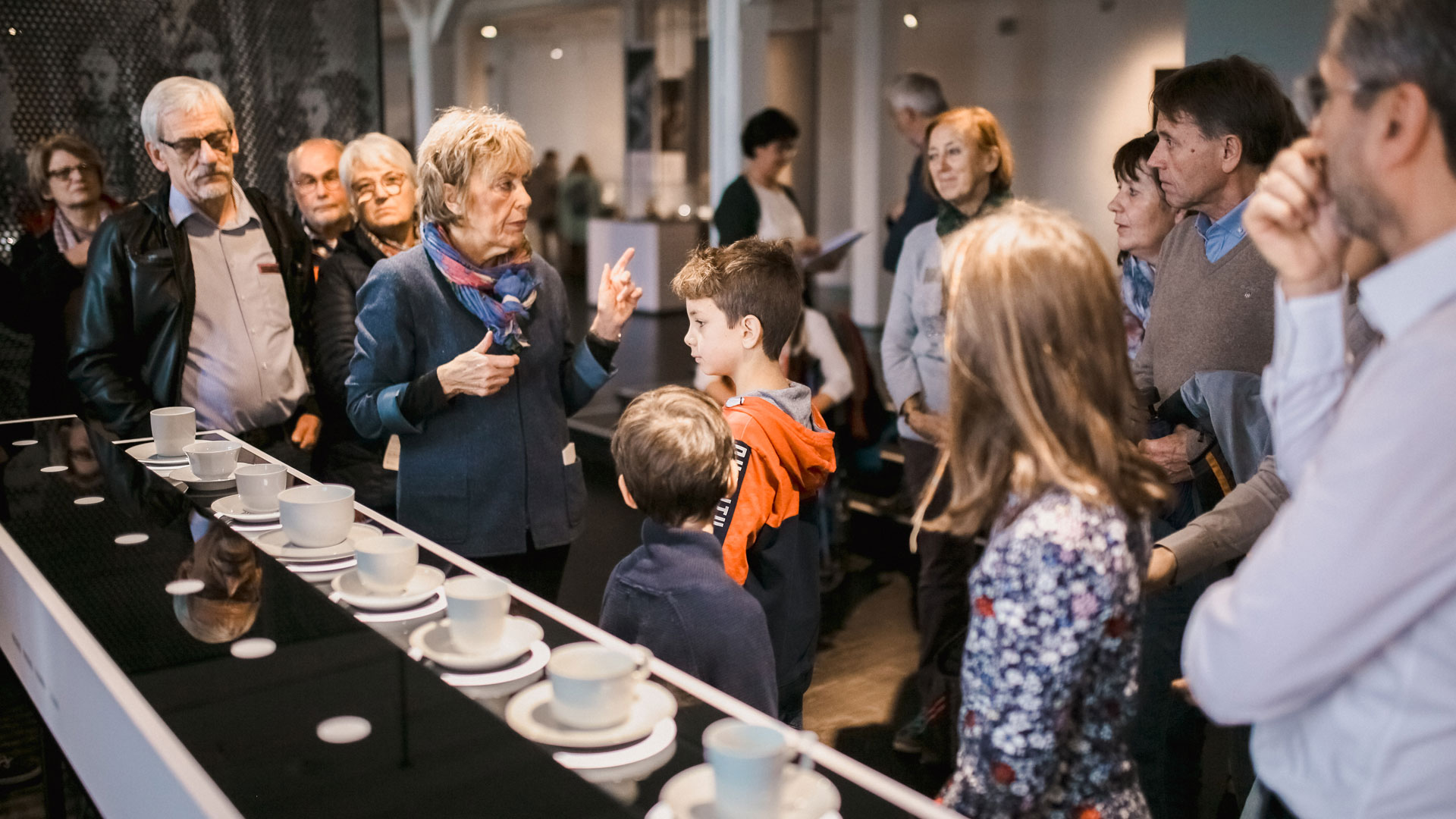 Besuchergruppe bei einer Führung im Museum